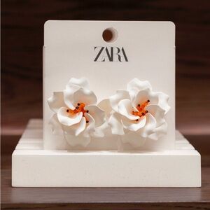 Zara White Floral Earrings NWT❗️